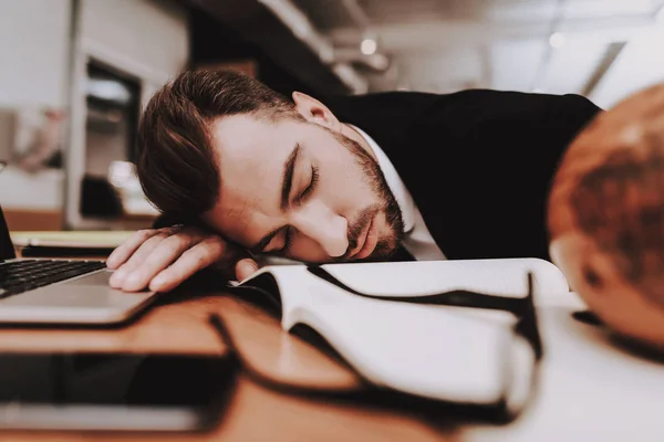 Sover Arbetsplatsen Kostym Kreativa Arbetaren Globe Projektet Laptop Ung Kille — Stockfoto