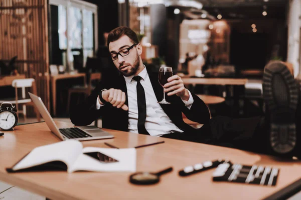 Armbandsur Glas Vin Kostym Laptop Sitt Brainstorm Ung Kille Affärsman — Stockfoto