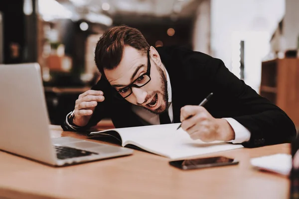 Fuktig Gliring Idéer Kostym Projektet Laptop Sitt Brainstorm Ung Kille — Stockfoto