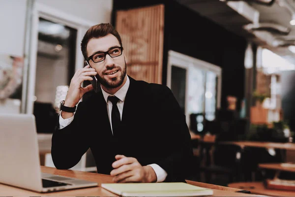 Prata Telefon Kostym Projektet Laptop Sitt Brainstorm Ung Kille Affärsman — Stockfoto