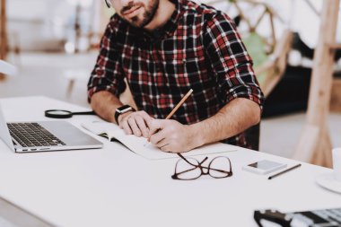 Müzik dinle. Çalışma. Fikirler. Ampul. Gözlük. Dizüstü bilgisayar. Rahat. Proje. Otur. Beyin fırtınası. Genç bir adam. İş adamı. İş. Office. Yaratıcı işçi. İş adamları. Çalışma alanı. İlham.