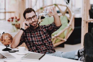 Ayakları üzerinde tablo. Oh telefonda. Rahat. Küre. Proje. Dizüstü bilgisayar. Otur. Beyin fırtınası. Genç bir adam. İş adamı. İş. Office. Yaratıcı işçi. Fikirler. İş adamları. Çalışma alanı. İlham.