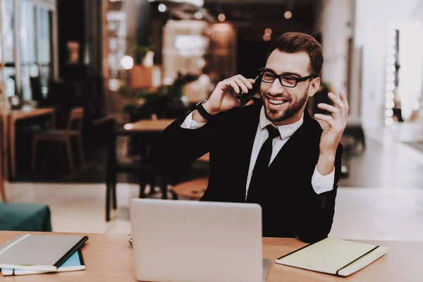 Escritório Confortável Terno Negócios Falar Telefone Projecto Laptop Senta Brainstorm — Fotografia de Stock