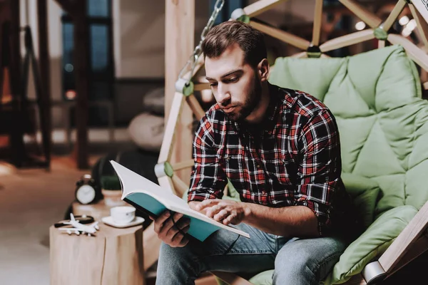 Carpeta Proyecto Silla Colgante Siéntate Tormenta Ideas Jovencito Empresario Trabajo — Foto de Stock