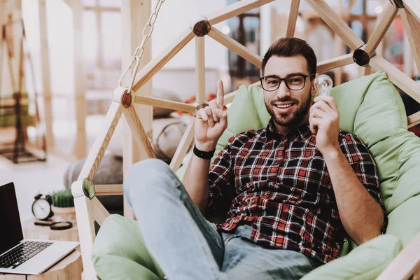 Laptop Light Bulb Skapar Idéer Hängande Stol Sitt Brainstorm Ung — Stockfoto