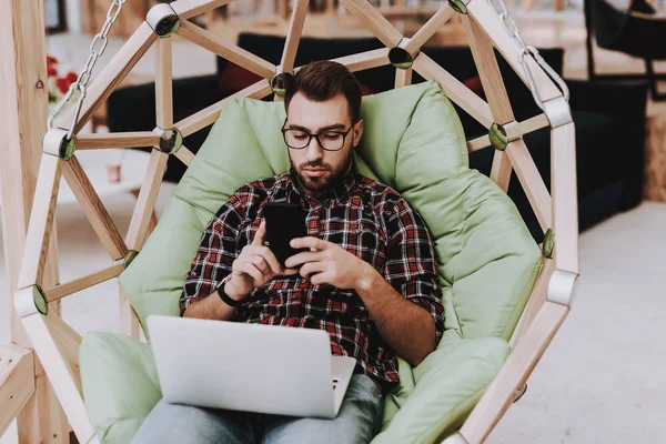 Smartphone Hängande Stol Laptop Sitt Brainstorm Ung Kille Affärsman Arbetar — Stockfoto