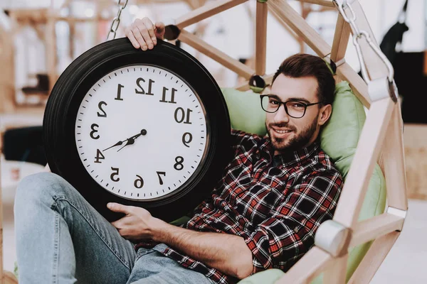 Silla Colgante Big Watch Reloj Gafas Graduadas Hombre Joven Empresario — Foto de Stock