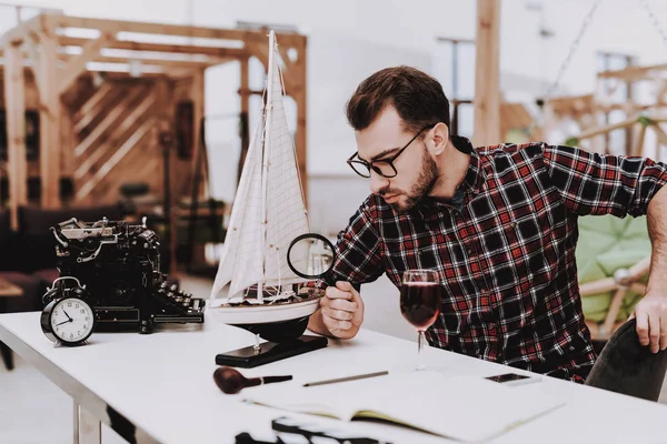 Modell Fartyget Förstoringsglas Projektet Laptop Sitt Brainstorm Ung Kille Affärsman — Stockfoto