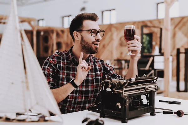 Glas Vin Gammal Skrivmaskin Röret För Rökning Ung Hane Affärsman — Stockfoto