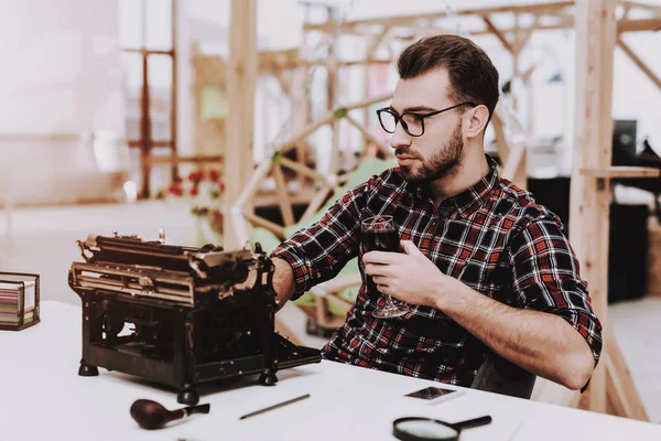 Творческий Работник Старая Пишущая Машинка Труба Курения Руки Молодой Мужчина — стоковое фото