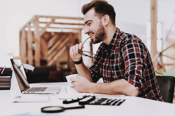 Gözlük. Dizüstü ekran. Bir fincan kahve. Resepsiyon. Çalışma alanı. Hareket eden telefon. Genç erkek. İş adamı. Yaratıcı işçi. Fikirler oluşturur. Proje. Otur. Beyin fırtınası. İş. Office. Yaratıcı işçi. İlham.