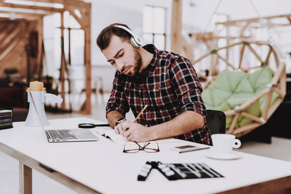 Kreativa Arbetaren Lyssna Musik Arbetar Idéer Light Bulb Glasögon Laptop — Stockfoto