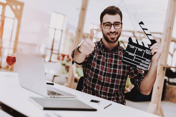 Laptop Filmklöppel Ideen Glühbirne Brille Auf Bequem Projekt Sitzen Brainstorming — Stockfoto