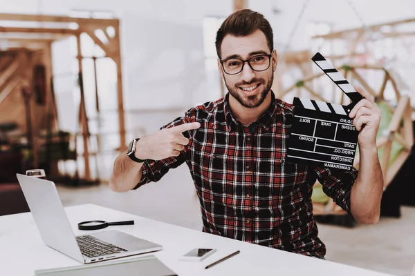 Brille Auf Filmklöppel Ideen Glühbirne Laptop Bequem Projekt Sitzen Brainstorming — Stockfoto