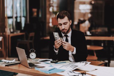Para. Takım elbise. Çalışma alanı. Fikirler. Proje. Dizüstü bilgisayar. Otur. Beyin fırtınası. Genç bir adam. İş adamı. İş. Office. Yaratıcı iş adamları. İlham. Rahat Office. Ödül. Nakit.