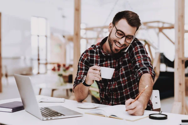 Dricka Kaffe Telefon Laptop Sitt Brainstorm Ung Kille Affärsman Arbete — Stockfoto