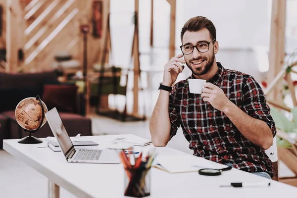 Kreativa Arbetaren Dricka Kaffe Ung Kille Affärsman Arbetar Kontor Skapar — Stockfoto