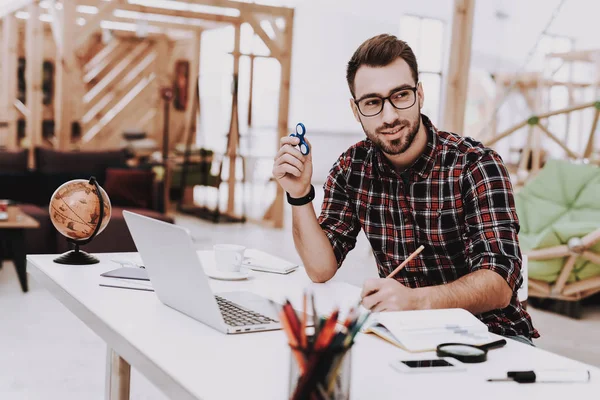 Stress Ung Kille Affärsman Spinning Spinnare Arbetar Kontor Kreativa Arbetaren — Stockfoto