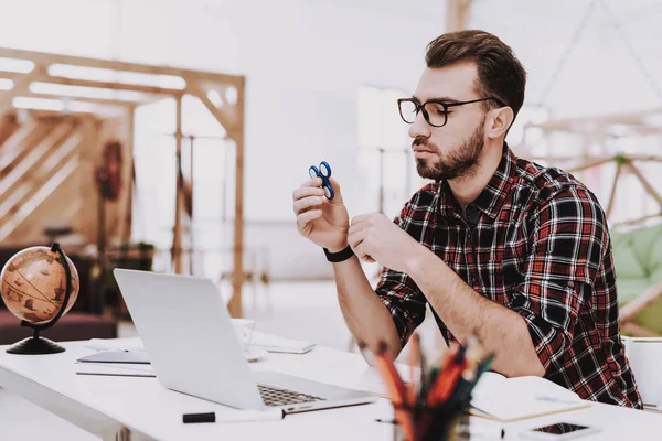 Brainstorm Ung Kille Affärsman Spinning Spinnare Arbetar Kontor Kreativa Arbetaren — Stockfoto