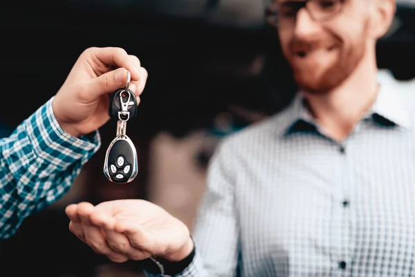 Auto Mechanic Gives Keys Car Owner Garage Trust Justify Professional — Stock Photo, Image