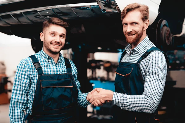 Två Unga Leende Auto Mekanik Garaget Handshake Koncept Professionell Uniform — Stockfoto