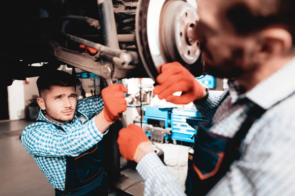 Mladí Mechanik Opravuje Automotive Hub Garáži Profesní Uniformy Čerpací Stanice — Stock fotografie