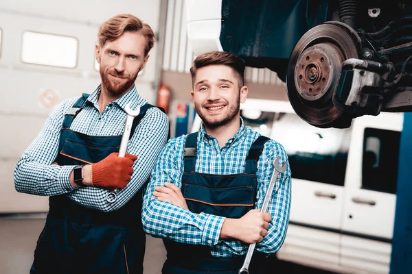 Twee Automechanics Poseren Met Slagmoersleutels Garage Professionele Uniform Tankstation Concept — Stockfoto