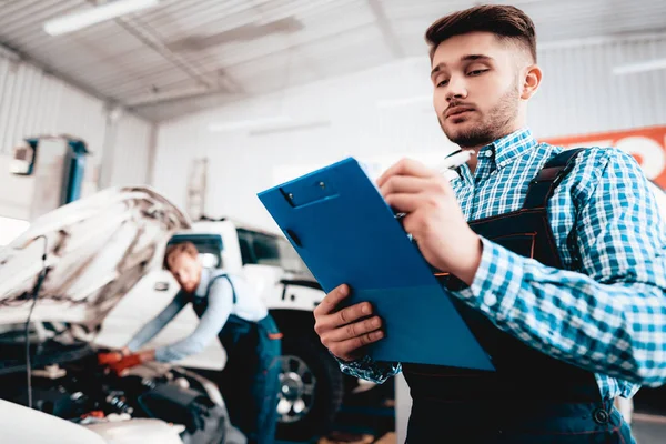 Junger Mechaniker Posiert Der Garage Mit Tablet Schreibtisch Tankstellenkonzept Zusammenarbeit — Stockfoto