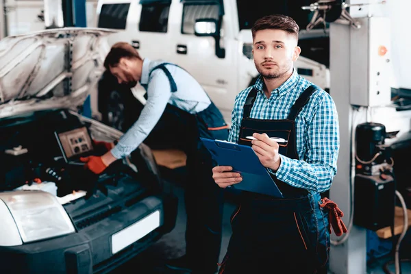 Joven Mecánico Posando Garaje Con Escritorio Tableta Concepto Estación Servicio —  Fotos de Stock