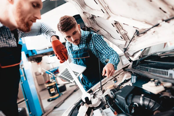 Young Auto Mechanic Repairs Car Wrench Hood Professional Uniform Using — Stock Photo, Image