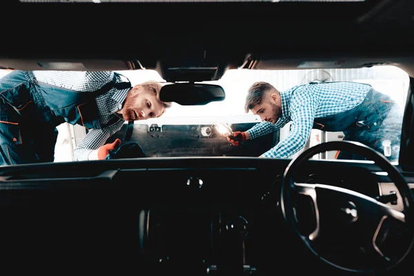 Two Auto Mechanics Looking Hood Front Seat View Professional Uniform — Stock Photo, Image