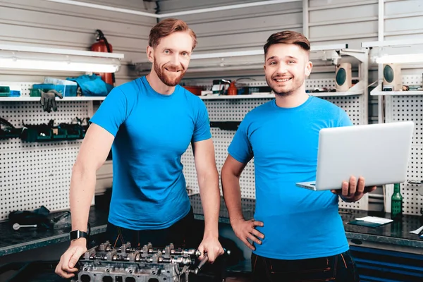 Dois Jovens Sorrindo Auto Mecânica Garagem Posando Conceito Compartilhamento Informações — Fotografia de Stock