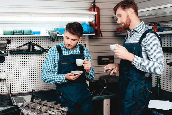Dois Jovens Mecânicos Alegres Estão Bebendo Café Uma Estação Serviço — Fotografia de Stock