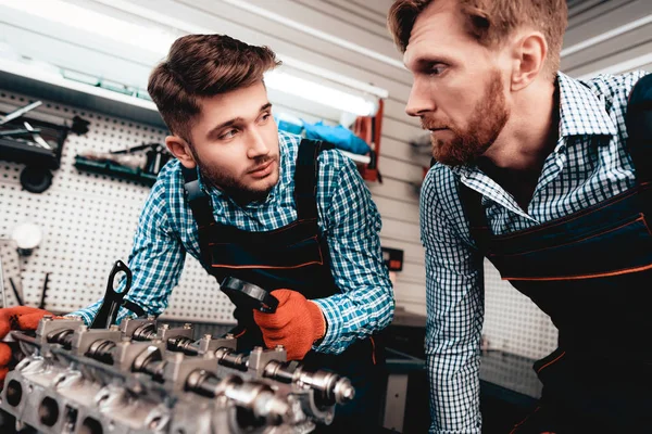 Två Auto Mekanik Checkar Detalj Garaget Professionell Uniform Säker Teknik — Stockfoto