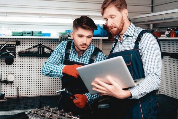 Twee Auto Mechanica Werken Samen Garage Sleutelmaat Gebruiken Laptop Scherm — Stockfoto