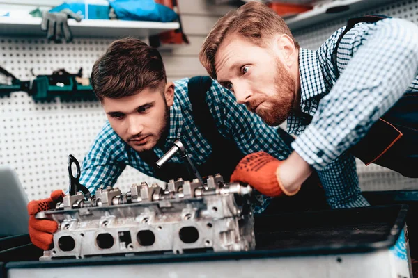 Dos Mecánicos Automóviles Están Revisando Los Detalles Garaje Uniforme Profesional — Foto de Stock