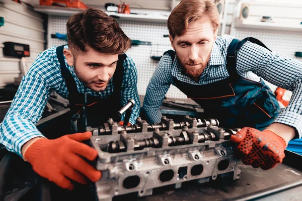 Dos Mecánicos Automóviles Están Revisando Los Detalles Garaje Uniforme Profesional —  Fotos de Stock