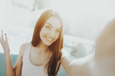 Gülümseyen kız bir Selfie tavuk taraf önce yapıyor. Düğün öncesi bakım kavramı. Güzel parlak gülüş. Kamera bakıyor. Güneşli bir gün. İyi bir ruh hali. Genç ve çekici. Mutlu tatil. Uzun saç.