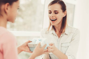 Anne ile kızı. Kavramı veren mevcut. Sorunları çözme. Resmi kıyafetler. Rahat bir ortam. Sakinlik ve güven. Konsantre işçi. Üst görev. Aile ilişki.