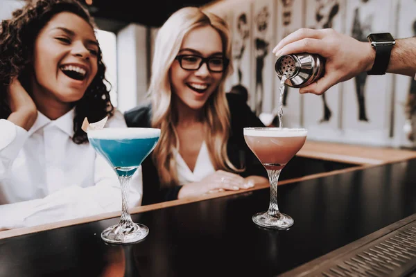 Que Alegria Barba Barman Raparigas Coquetéis Senta Bar Grupo Jovens — Fotografia de Stock