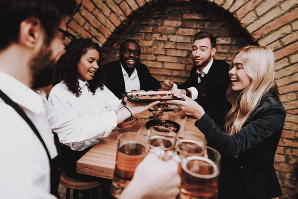 Cerveja Lanches Diverte Meninas Rapazes Bar Jovens Descanse Beba Álcool — Fotografia de Stock