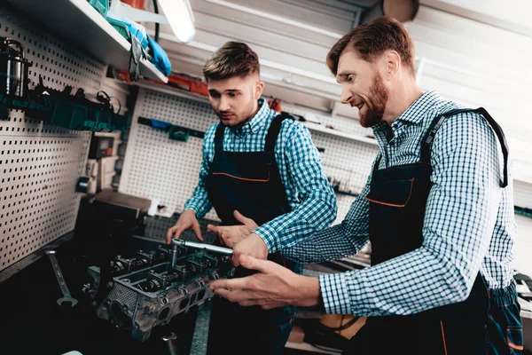 Gesprek Van Twee Monteurs Garage Sleutelmaat Gebruiken Het Argument Van — Stockfoto