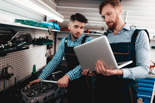 Twee Auto Mechanica Werken Samen Garage Sleutelmaat Gebruiken Laptop Scherm — Stockfoto