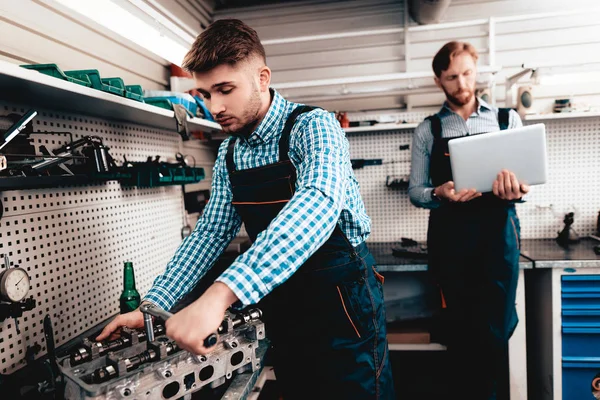 Jonge Auto Mechanische Reparaties Detail Garage Sleutel Met Behulp Van — Stockfoto