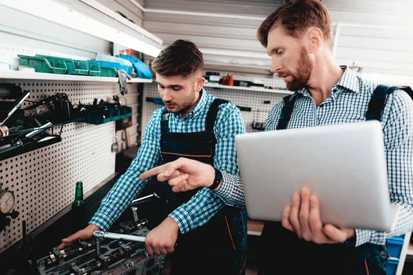 Dois Mecânicos Automotivos Trabalham Juntos Garagem Usar Chave Inglesa Laptop — Fotografia de Stock