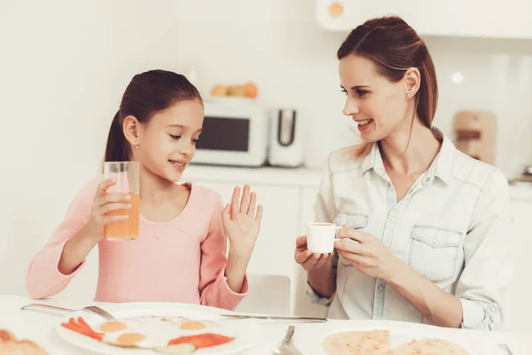 Mamá Con Hija Están Cenando Cocina Concepto Relación Familiar Divirtiéndose —  Fotos de Stock