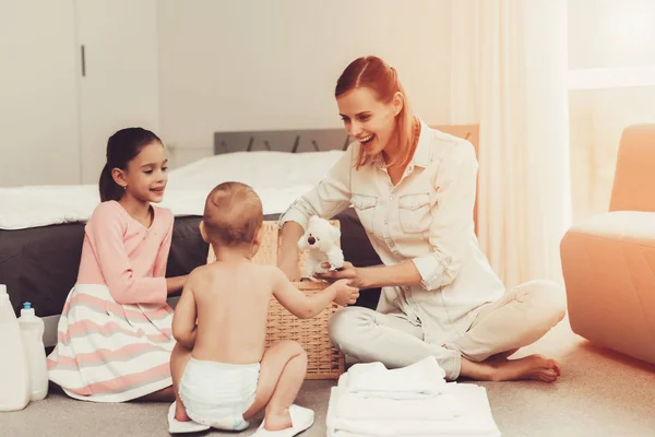 Daughter Helps Mother Household Chores Bright Room Clean Laundry Young — Stock Photo, Image