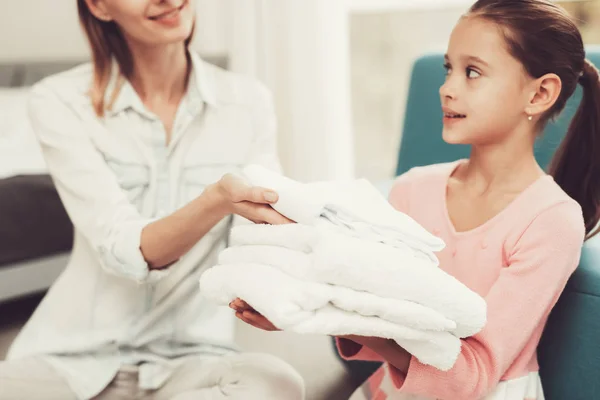 Kızı Anne Işleri Ile Yardımcı Olur Parlak Oda Temiz Çamaşır — Stok fotoğraf