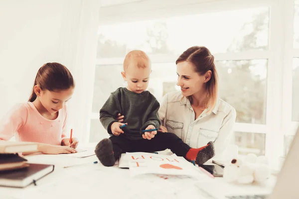 Moeder Speelt Met Een Baby Dochter Van Huiswerk Taak Educatieve — Stockfoto