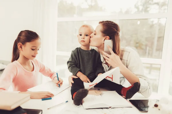 Una Mujer Trabaja Durante Permiso Maternidad Casa Problemas Para Resolver — Foto de Stock